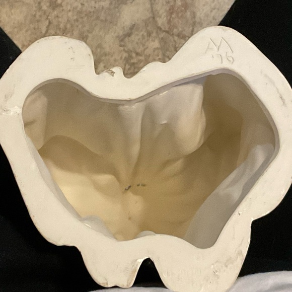 Handcrafted: Ceramic white ghost holding small pumpkin with detachable cord. - Picture 10 of 10